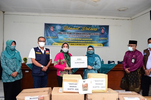 Antisipasi dan Cegah Covid-19, Ketua TIM PKK Riau Salurkan Masker di Tiga Kabupaten